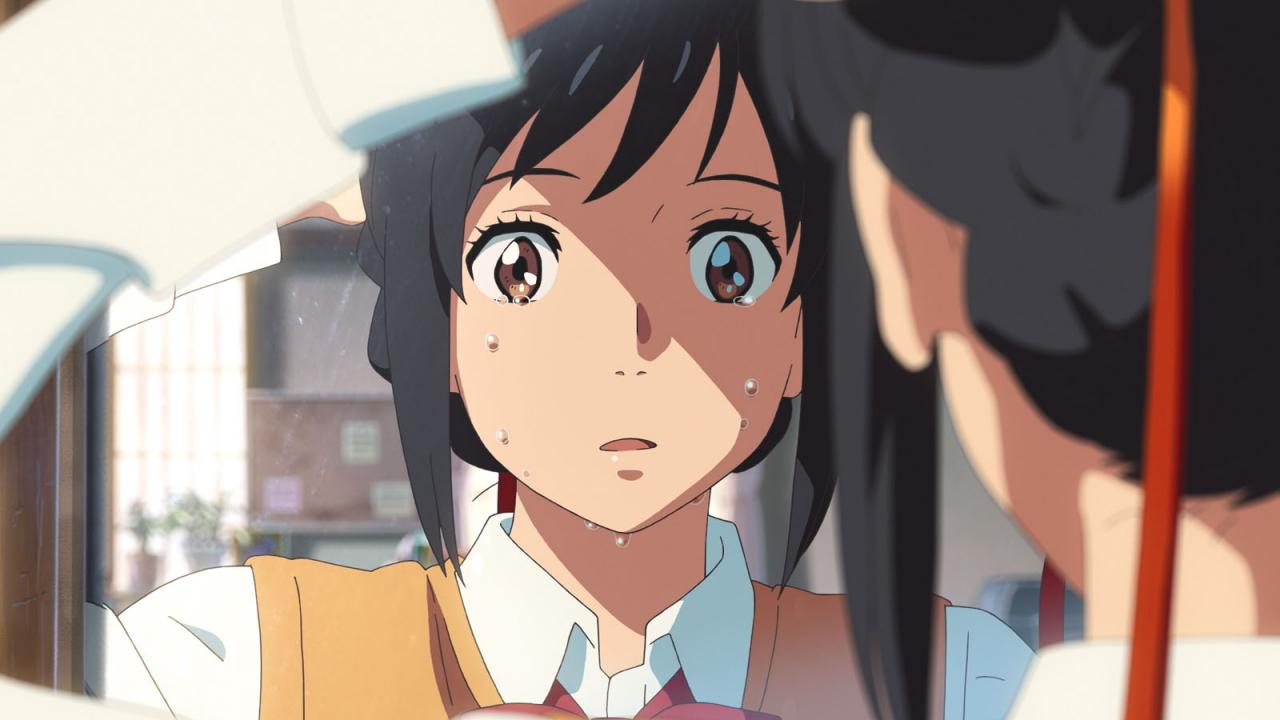 In manga-artigen Animation: Nahaufnahme einer junge Frau mit schwarzen Haaren. Sie schaut ins Spiegel. Auf ihrer Haut bilden sich Schweißtropfen.